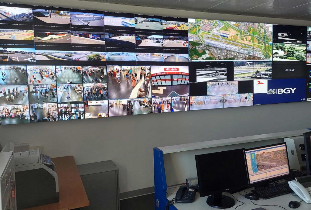 State Police Operations Room, 5x2 video wall. Some of the monitors in the room can be used to start videoconferences or see current news in real time